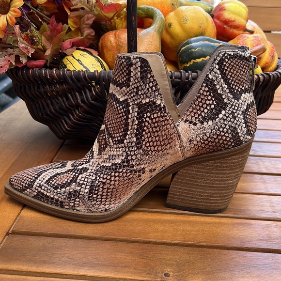Vince Camuto leather reptile print boot SZ 9 - Picture 2 of 16